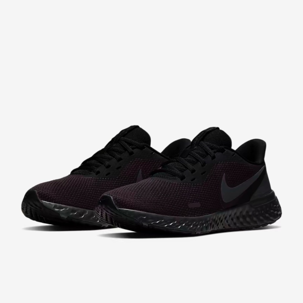 Nike revolution all black